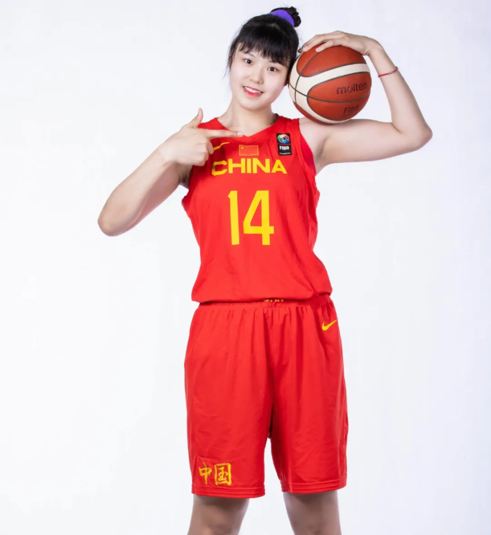 后转身拄着, 女篮俱乐部