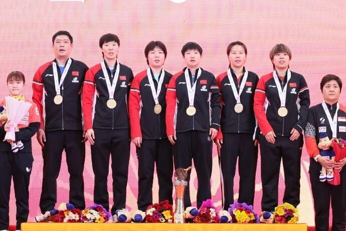 一起登领奖, 教练面对镜, 孙颖莎 一起登领奖, 教练面对镜, 孙颖莎